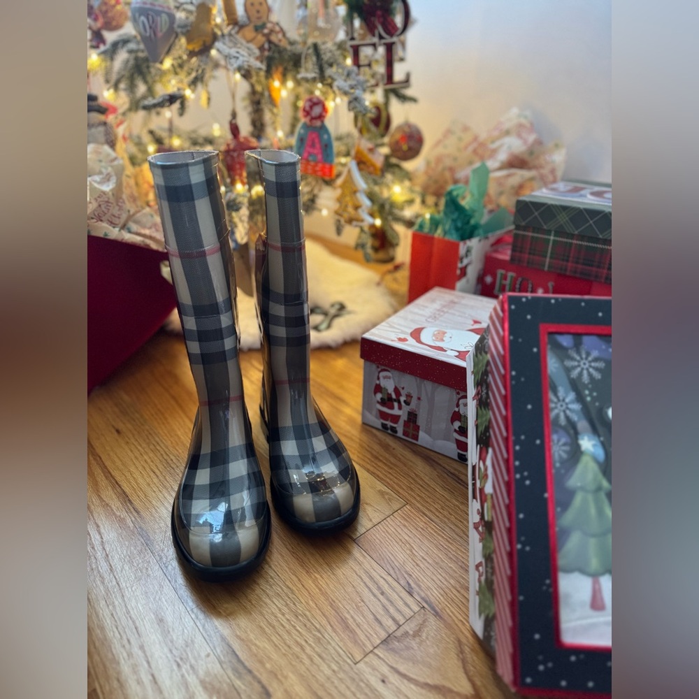 Stunning Authentic Burberry Rain Boots - Picture 3 of 5